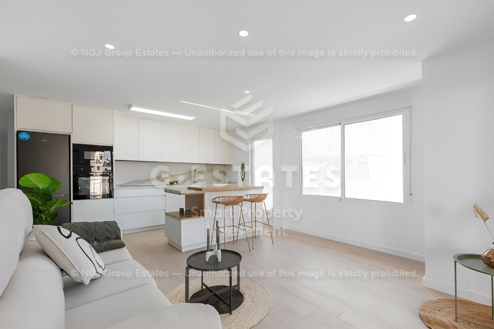 Chic Refurbished 3-Bed Apartment with Sea-view in Torrevieja